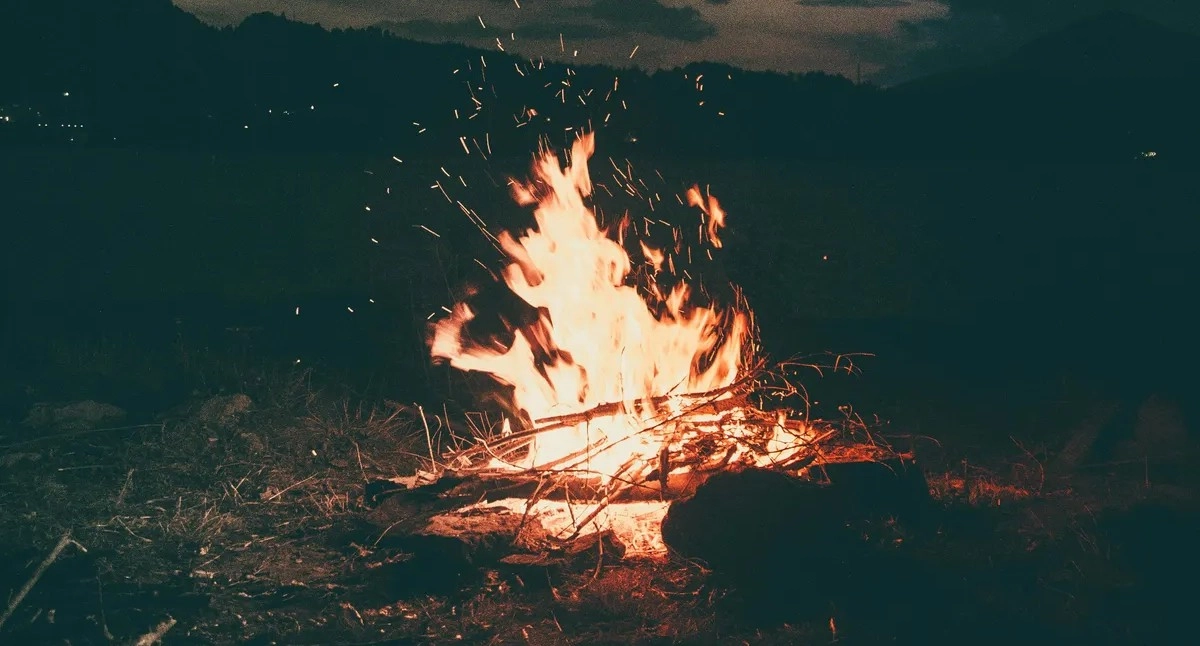 Lagerfeuer unter dem afrikanischen Sternenhimmel